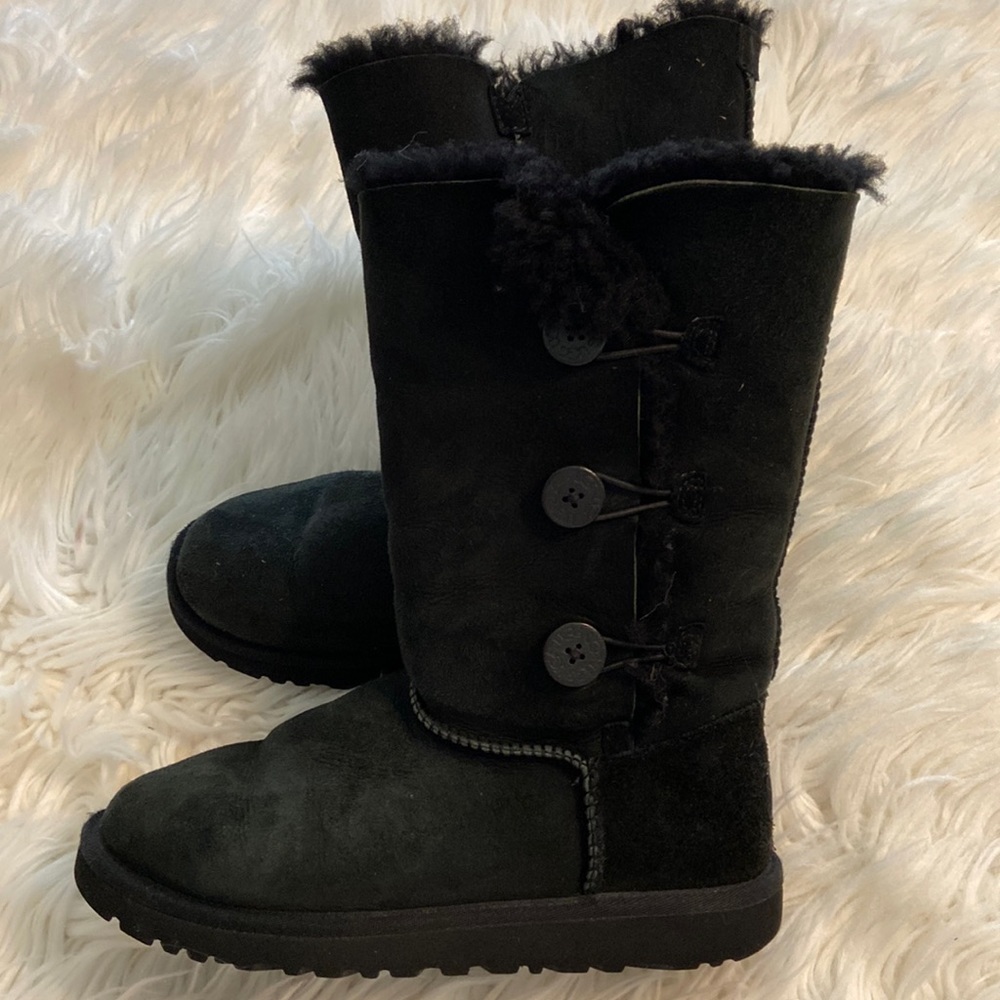 UGG Women’s Boots size 5 excellent condition no rips smell or stains black color